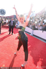 组图： 麦莉-赛勒斯黑皮裤配抹胸露香肩现身