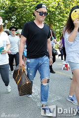 组图：Super Junior回归赴电视台彩排 粉丝围堵拍照忙