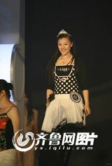 组图：葛天济南参加选秀 环肥高挑笑容满面