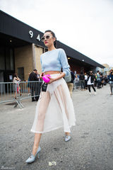 组图：司卉亮相时装周 百变造型妩媚时尚