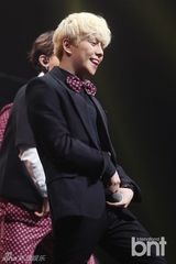 组图：韩团 Block B 发布会 变身粉红淘气恶童