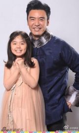 组图：甜蜜暖心老爸！钟镇涛为爱女庆生表爱意