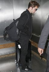 组图：暮光男帕丁森一脸胡茬头靠电梯显疲态