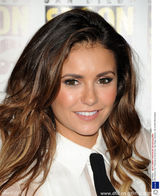 组图：妮娜-杜波夫白衣配蓝皮裙甜美亮相动漫节