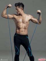 组图：49岁郭富城半裸秀健硕身形 6块腹肌吸睛