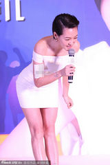 组图：小S着短裙捞金秀美腿 拥抱男粉丝