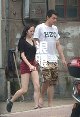 组图：林更新蒋梦婕散步吃拉面 挽胳膊轻抚背