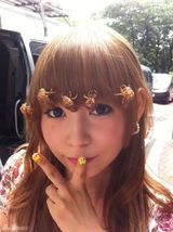 组图：重口味慎戳！日女星中川翔子头顶千只虫玩自拍