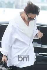 组图：BIGBANG成员GD（权志龙）车祸后首现身 墨镜中分显憔悴