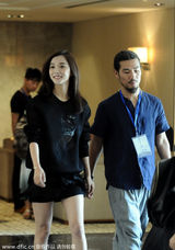 组图：王珞丹短裙秀美腿 懒理与韩寒绯闻心情佳