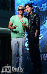 组图：长腿花美男李钟硕出席活动显羞涩