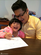 组图：王岳伦探Angela班 恬恬乖巧可爱学画画