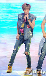 组图：B1A4凭新曲夺冠 T-ara孝敏透视裙秀性感