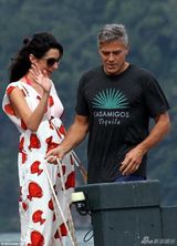 组图：克鲁尼与新婚娇妻湖畔泛舟 晚宴当众热吻