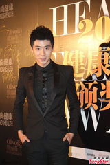 组图：杜若溪自曝已怀孕 严屹宽马年升级当爸爸