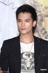 组图：《梦糖工场》开机 邱泽挑战多种乐器