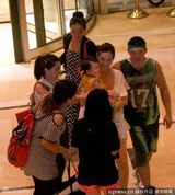 组图：周杰伦与好友吃火锅 刘畊宏携妻儿前往