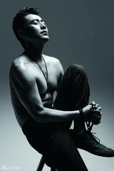 组图：吴秀波最新写真秀腹肌 上演熟男诱惑