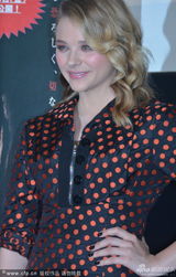 组图：《魔女嘉莉》记者会 科洛波点裙复古迷人