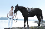 组图：魏炳桦牵马质感写真 硬朗帅气