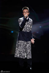 组图：郁可唯李玉刚现身品牌周年庆演唱会