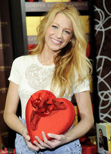 高清组图：布莱克-莱弗利镂空蕾丝礼服甜美亮相