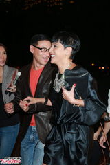 组图：钱嘉乐汤盈盈大婚 新娘巨乳大肚与新郎热吻