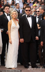 幻灯图集：开幕片男主角拉塞尔-克洛和老婆甜蜜牵手