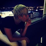 组图：麦莉晒裸上身照片 男装打扮自嘲像比伯