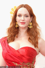 组图：克里斯蒂娜红裙娇艳秀豪乳 现身艾美红毯