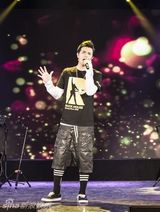 组图：黄鸿升中央车站开唱 展现优质偶像实力