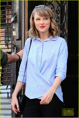 组图：斯威夫特蓝衬衫清新现身 微笑打招呼