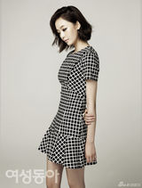 组图：演员全素敏拍写真 低胸露脐造型冷艳十足