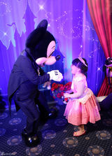 组图：王诗龄玩转迪士尼 变身睡美人获赞小公主