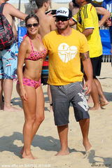 组图：哥伦比亚国脚享艳福 娇妻三点式身材曼妙