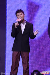 组图：许志安狂做运动引胃痛 笑言郑秀文不知情