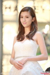 组图：吴千语低胸雪白婚纱现身 气质优雅