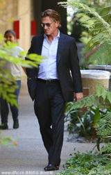 组图：塞隆黑衣平底鞋就医疑怀孕 西恩潘当爹？