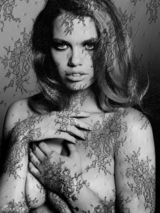 组图：95后嫩模哈里-克劳森全裸出镜 手遮雪乳泄春光