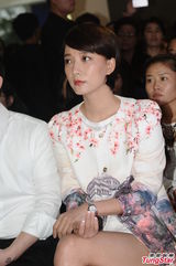 组图：王珞丹热裤秀美腿防走光 遭邻座男偷瞄