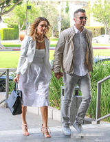 组图：阿尔芭白裙俯身秀乳沟 赴婚礼调皮吹泡泡