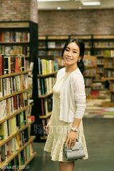 组图：秦海璐气质写真 炎夏书香妩媚动人