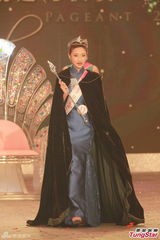 组图：房星彤爆冷摘亚姐后冠 奖杯是生日礼物