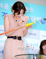 组图：少女时代参加慈善拍卖 筹善款帮单身妈妈