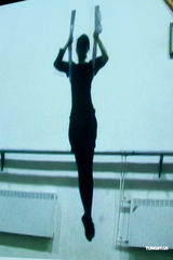 幻灯图：刘若英“脱掉高跟鞋”展亲切 演高难“绸吊”