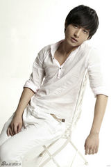 组图：成毅纯白写真青涩帅气