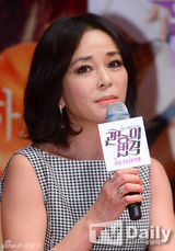 组图：严正花文素利等靓装宣传《官能的法则》