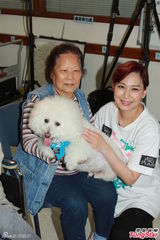 组图：邝美云携爱犬做慈善 自曝男友吃醋