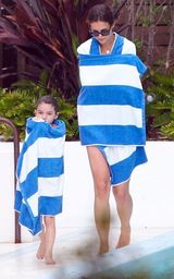 组图：克鲁斯爱女苏瑞游水出水芙蓉 凯蒂暴瘦