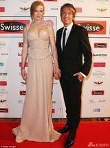 组图：妮可咬面具手柄妩媚 裸色长裙大秀双球